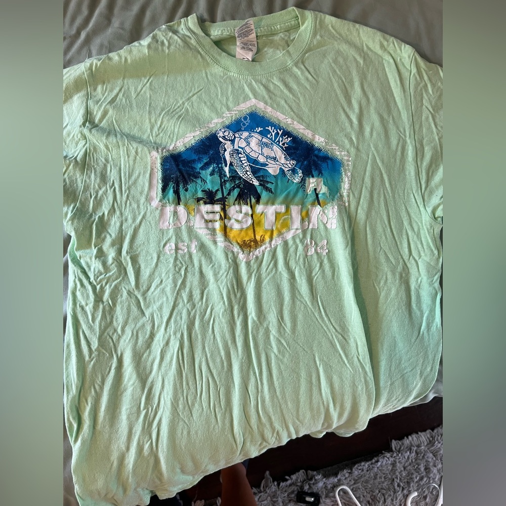 Light green size medium Destin, FL graphic tshirt